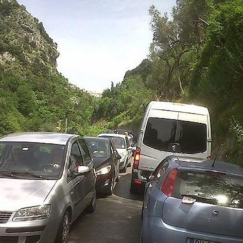Ravello, disastro viabilità anche a Capodanno: terzo giorno di semafori spenti e traffico in tilt a Civita