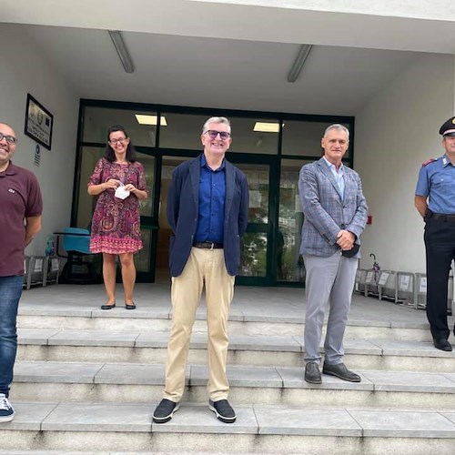 Ravello, il neo sindaco Vuilleumier a scuola per salutare gli alunni 