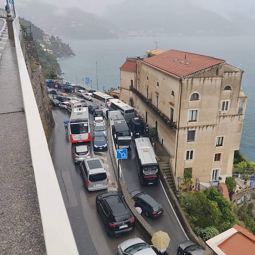 Ravello imbottigliata nel traffico da ore: ingorgo a Castiglione ma nessun ausiliare /FOTO