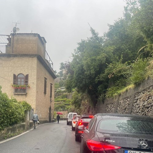 Ravello imbottigliata nel traffico da ore: ingorgo a Castiglione ma nessun ausiliare /FOTO