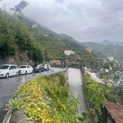 Ravello imbottigliata nel traffico da ore: ingorgo a Castiglione ma nessun ausiliare /FOTO