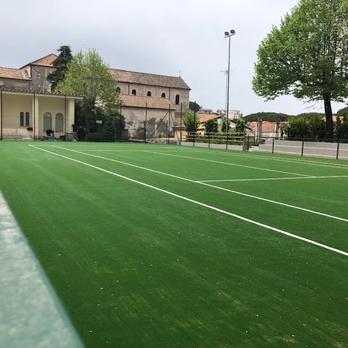 Ravello, manto in erba sintetica per lo storico campo da tennis: restyling quasi concluso [FOTO]