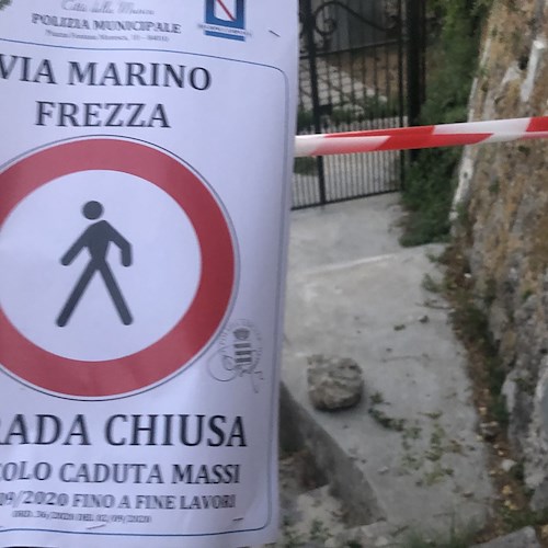 Ravello: masso si stacca da costone e si schianta su Via Marino Frezza, residenti scrivono al Sindaco