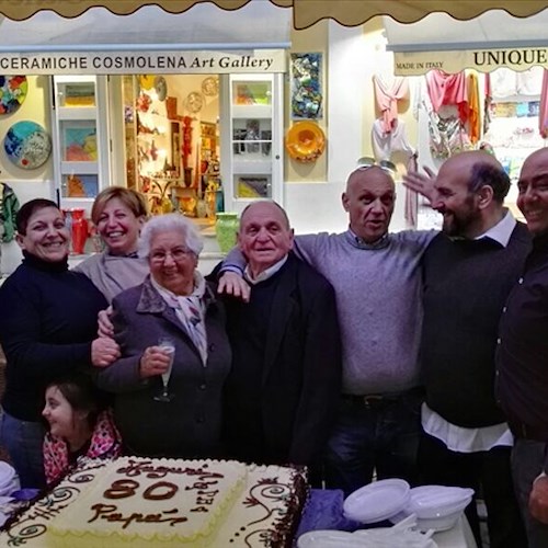 Ravello, per gli 80 anni di Alfonso del Bar Calce un flash mob in piazza [FOTO-VIDEO]