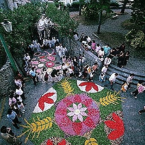Ravello: per il Corpus Domini si rinnova la tradizione dei tappeti di fiori, con entusiasmo e partecipazione [FOTO]