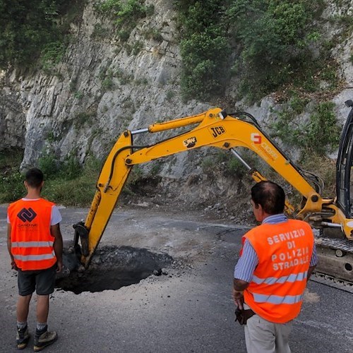 Ravello, quel buchino sulla strada nascondeva una grossa voragine |STRADA RIAPERTA [FOTO-VIDEO]