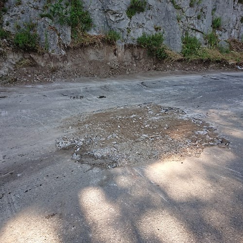 Ravello, quel buchino sulla strada nascondeva una grossa voragine |STRADA RIAPERTA [FOTO-VIDEO]