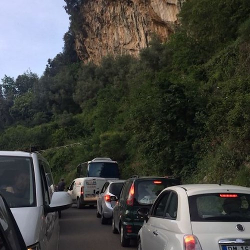 Ravello, semafori spenti e traffico in tilt a Civita dalle 19 [FOTO]