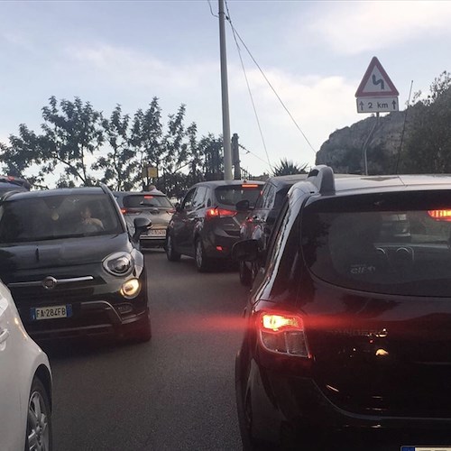 Ravello, semafori spenti e traffico in tilt a Civita dalle 19 [FOTO]