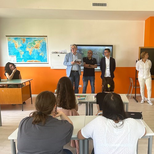 Ravello, Sindaco saluta gli studenti prossimi alle vacanze e regala agli alunni di terza un libro