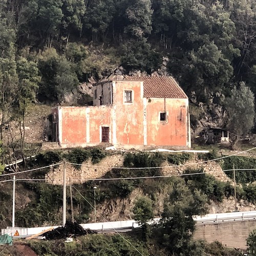 Ravello: vecchia macera minaccia crollo, precauzioni a Sambuco [FOTO]