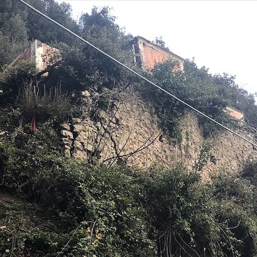 Ravello: vecchia macera minaccia crollo, precauzioni a Sambuco [FOTO]