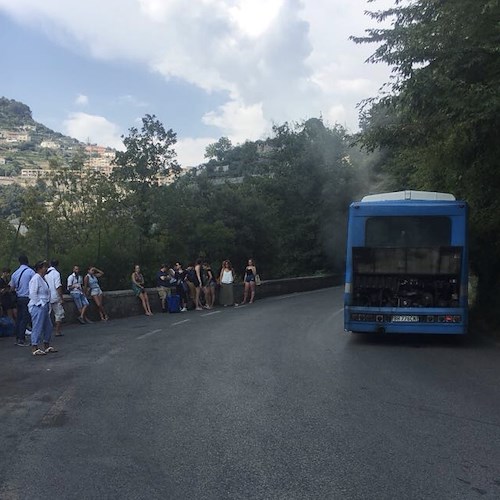Ravello: vecchio bus Sita in avaria, passeggeri costretti a scendere in strada [FOTO]