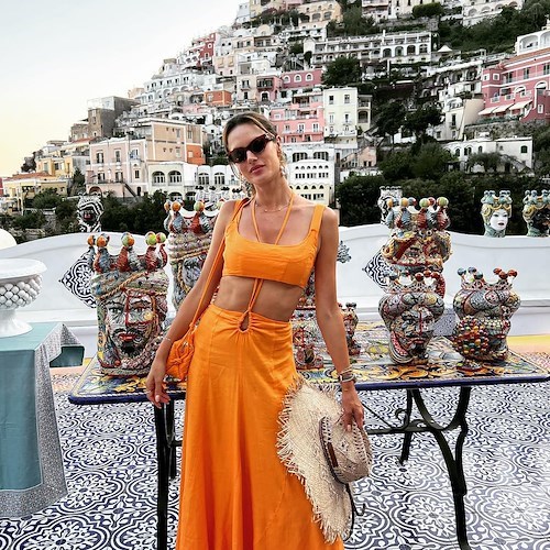 Relax tra Ravello e Positano per Alessandra Ambrosio, tra le top model più famose al mondo 