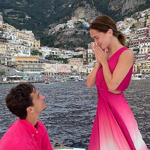 Rianne Meijer da Ravello a Positano, scherza sulle proposte di matrimonio: la foto è virale 