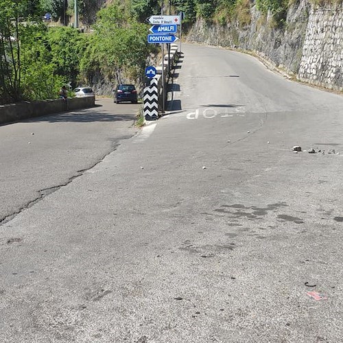 Smottamento a Ravello, i massi giungono fino al bivio per Pontone /FOTO