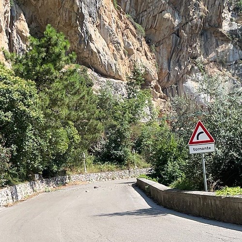 Smottamento a Ravello, i massi giungono fino al bivio per Pontone /FOTO