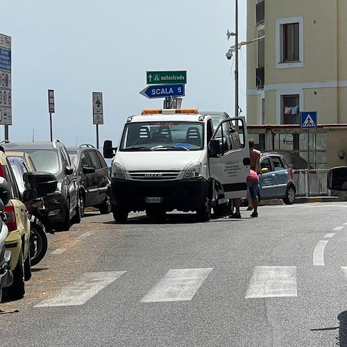 Traffico, Costiera Amalfitana bloccata: rimozione forzata per le auto parcheggiate al bivio di Castiglione
