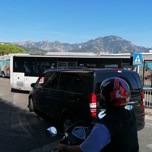 Traffico in tilt sulla SS163 “Amalfitana”, ingorgo al bivio di Castiglione a causa di 5 bus Sita