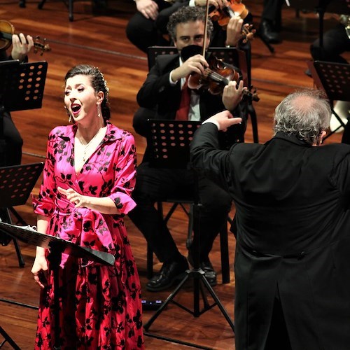 Tre bis e tanti applausi per il soprano Lisette Oropesa, che ha debuttato a Ravello per il Concerto di Santo Stefano