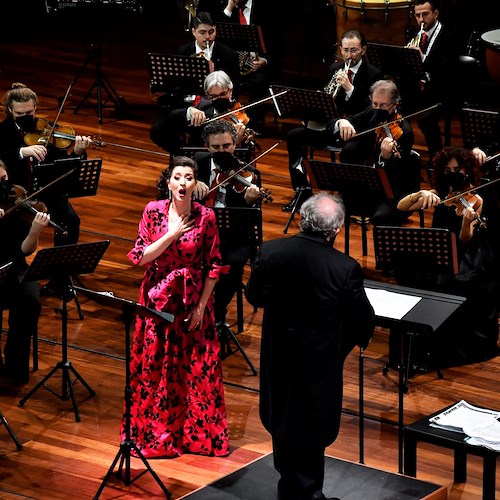 Tre bis e tanti applausi per il soprano Lisette Oropesa, che ha debuttato a Ravello per il Concerto di Santo Stefano