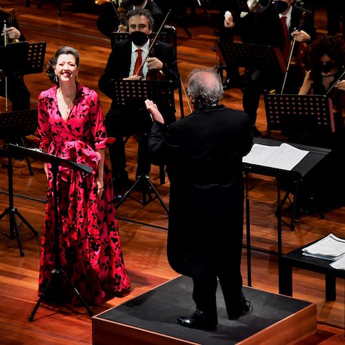Tre bis e tanti applausi per il soprano Lisette Oropesa, che ha debuttato a Ravello per il Concerto di Santo Stefano