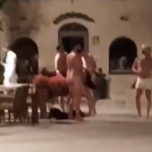Turisti ubriachi si denudano nella piazza di Ravello: oramai degrado senza fine [VIDEO]