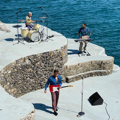 È uscito "Cabriolet Panorama", il nuovo singolo dei The Kolors. Il videoclip girato in Costiera Amalfitana /FOTO