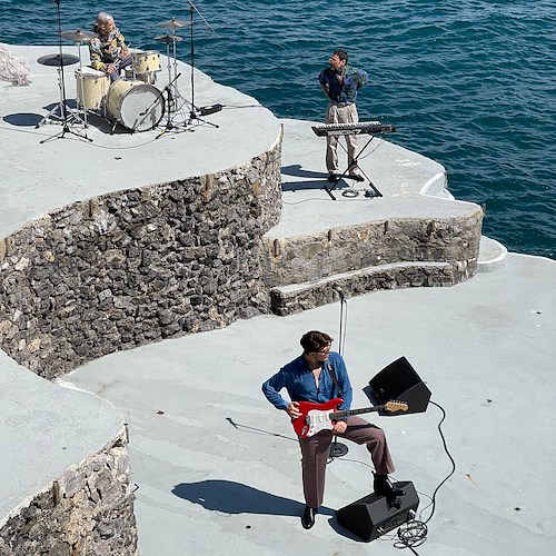 È uscito "Cabriolet Panorama", il nuovo singolo dei The Kolors. Il videoclip girato in Costiera Amalfitana /FOTO