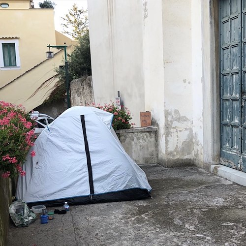 Vacanza "fai-da-te" d'agosto a Ravello: spunta una tenda davanti ad albergo di lusso [FOTO]