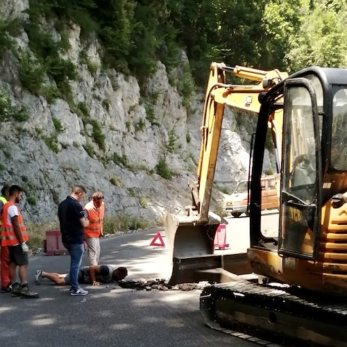 Voragine sulla strada, chiusa la Ravello-Chiunzi. Al via lavori di somma urgenza [VIDEO]