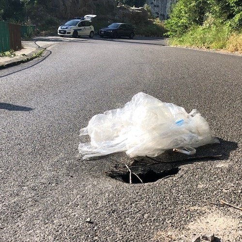 Voragine sulla strada, chiusa la Ravello-Chiunzi. Al via lavori di somma urgenza [VIDEO]