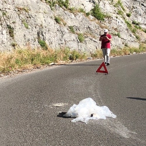 Voragine sulla strada, chiusa la Ravello-Chiunzi. Al via lavori di somma urgenza [VIDEO]