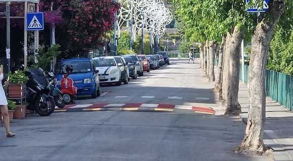 Dossi e attraversamenti pedonali rialzati in centro e in periferia: a Ravello si guida più lentamente