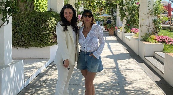 Paola Minaccioni al Belmond Hotel Caruso: «Ridere delle contraddizioni umane è la mia forza. E il lusso? Deve essere semplice»