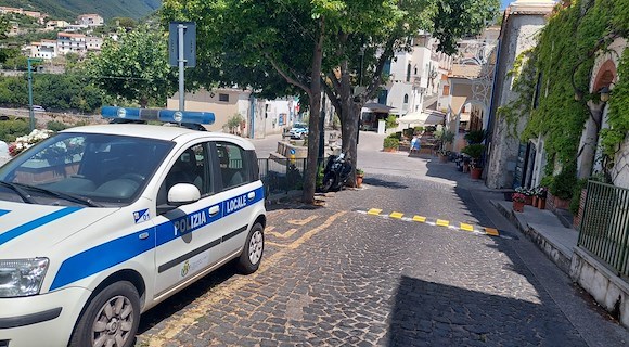 Ravello, il grido di un cittadino: «Così si educa alla paura, non al rispetto delle regole»
