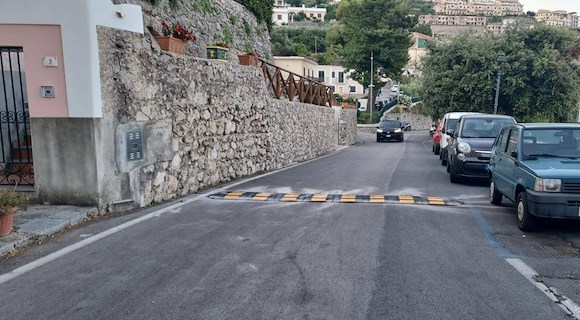 Scala, al via l'istallazione dei dossi stradali con bande antiscivolo e riflettenti